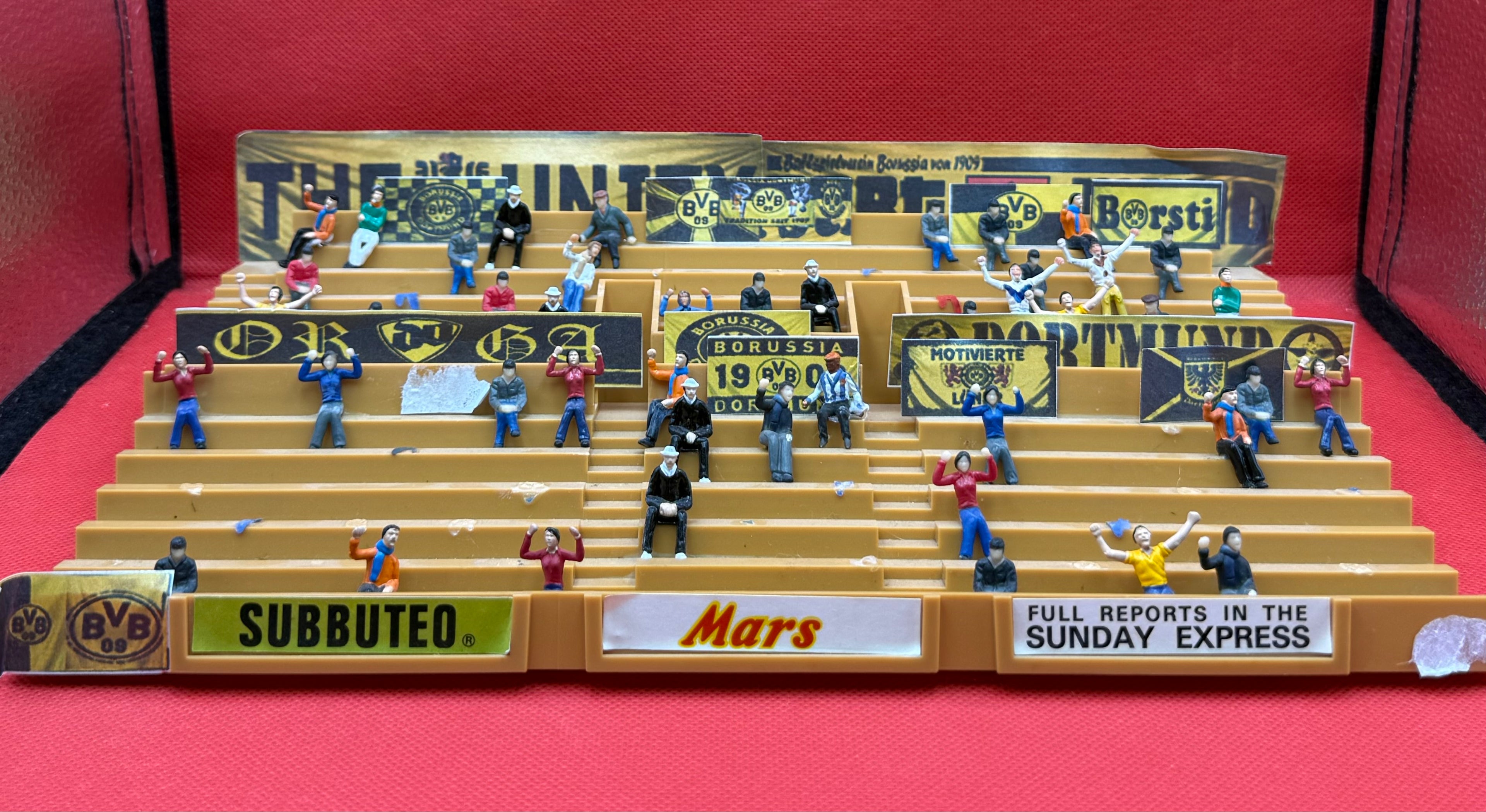 Subbuteo Gradinata C142 con spettatori - Striscioni Borussia Dortmund