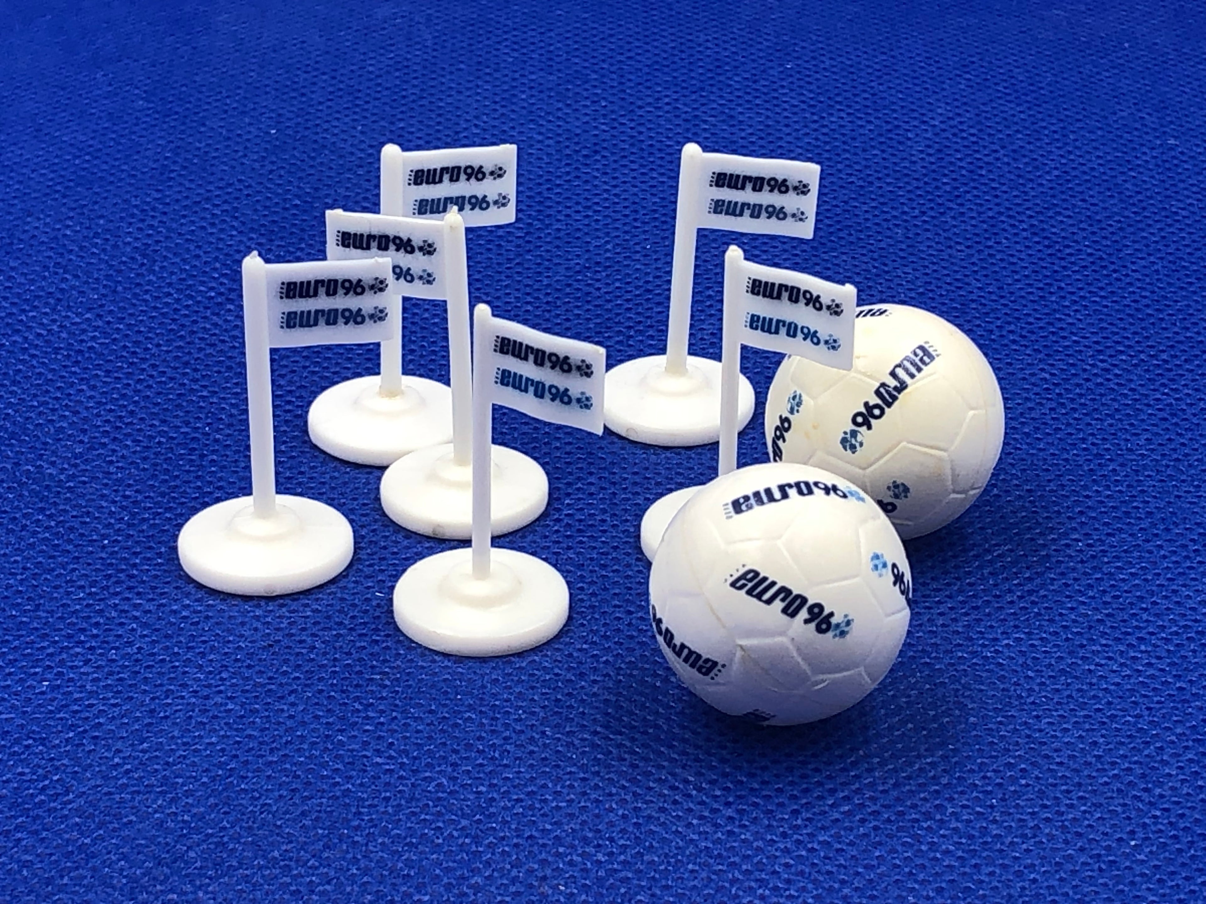 Subbuteo set 6 bandierine corner + 2 palloni Euro 96 61235